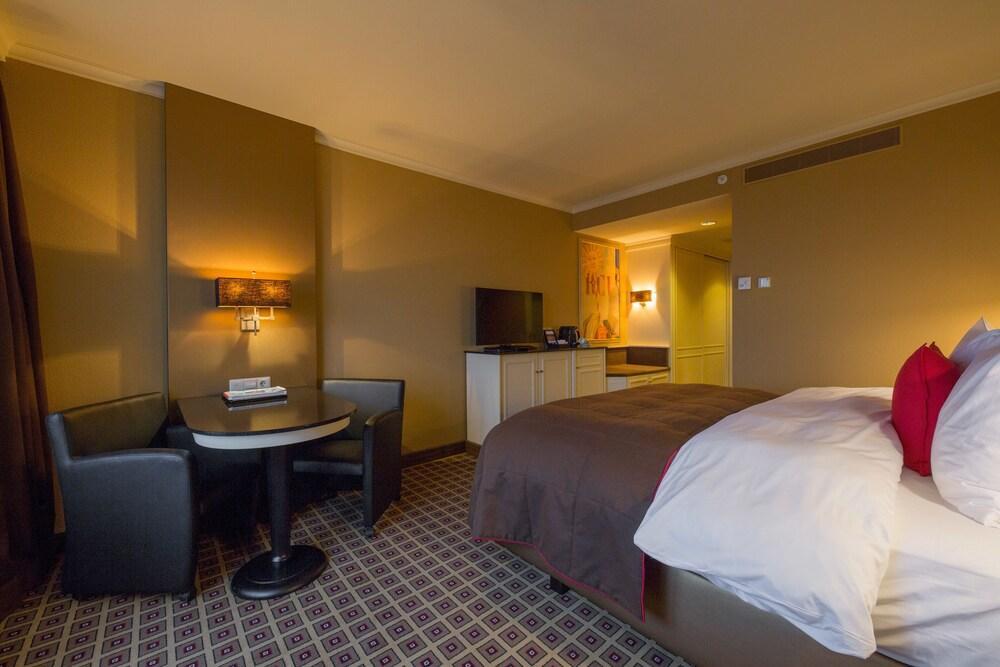 Grand Hotel Huis Ter Duin Noordwijk Exterior foto A room at the hotel