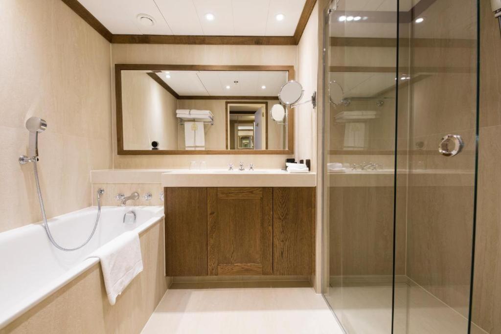 Grand Hotel Huis Ter Duin Noordwijk Habitación foto A bathroom in a hotel