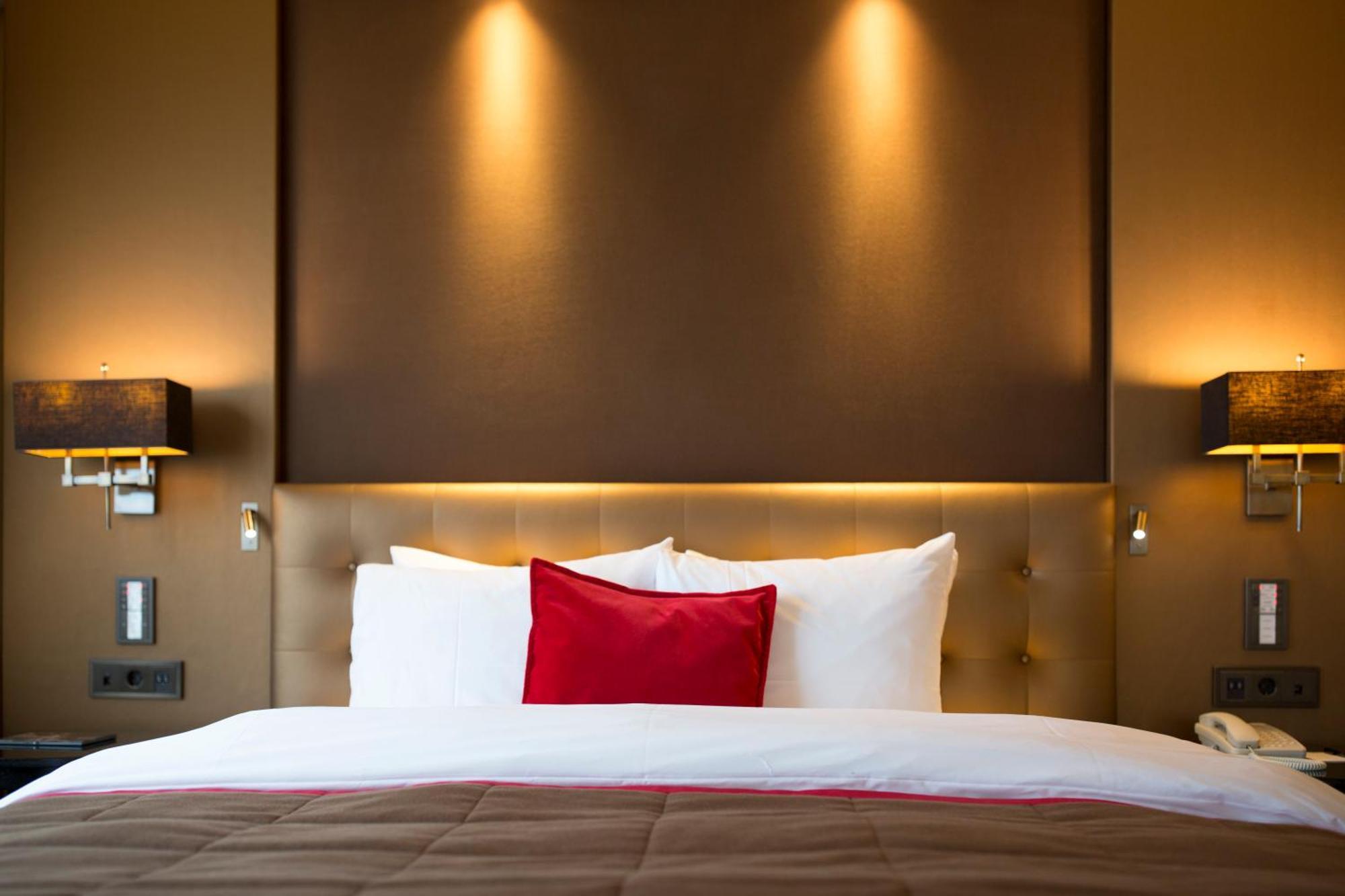 Grand Hotel Huis Ter Duin Noordwijk Habitación foto A bed with a red pillow